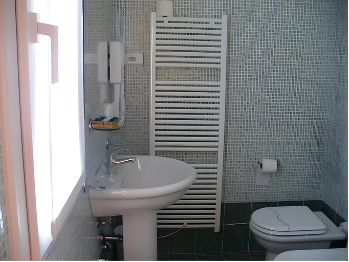 Bathroom 2, Villa Noce, Brescia