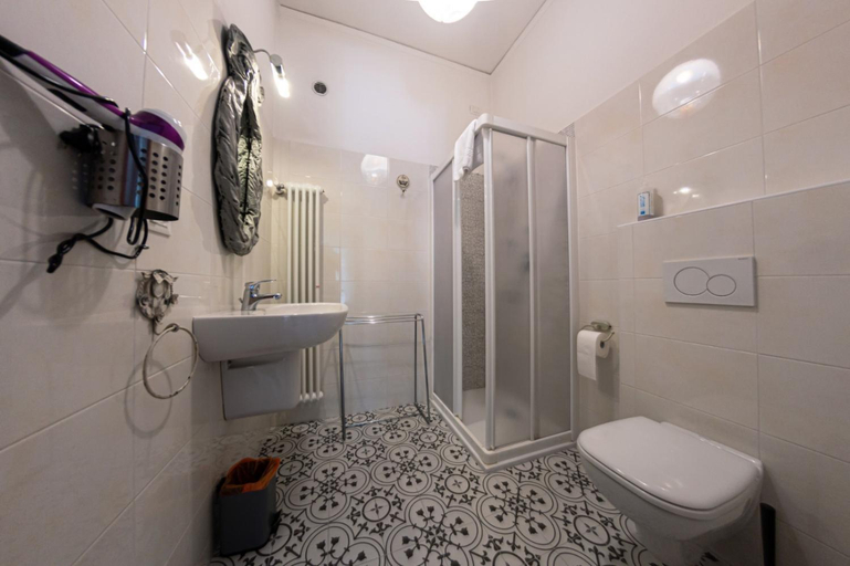 Bathroom 4, B&B Treviso Madam, Treviso
