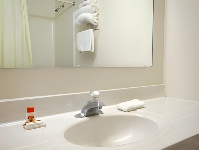 Bathroom 4, Super 8 By Wyndham Woodstock, McHenry