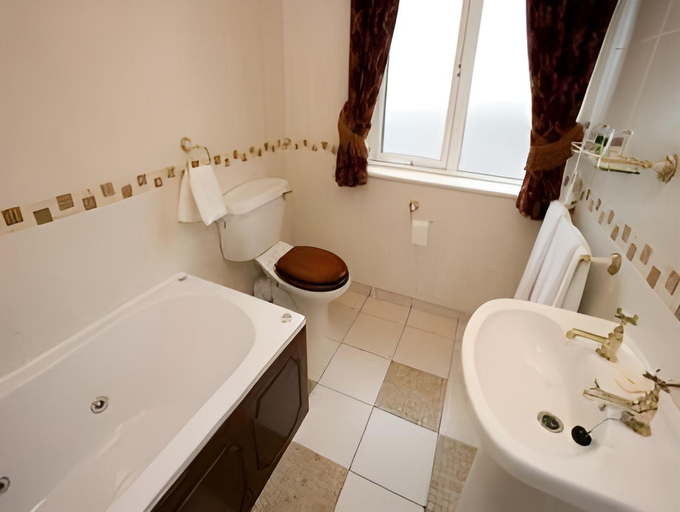 Bathroom 4, Bellbridge House Hotel