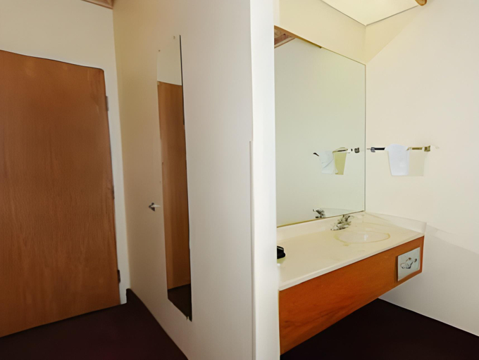 Bathroom, The Best Inn & Suites, Cook