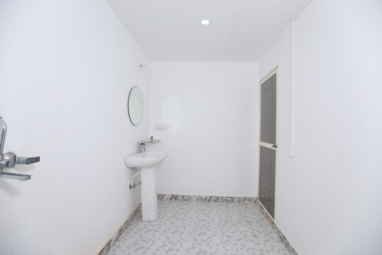 Bathroom 3, Silent waves, South Goa