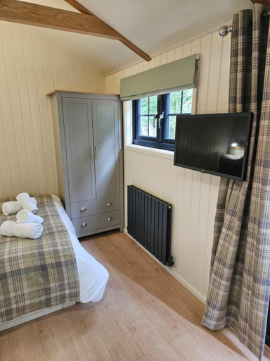 Others 3, Woodland Shephards Hut - 'Aristocrat', Gwynedd