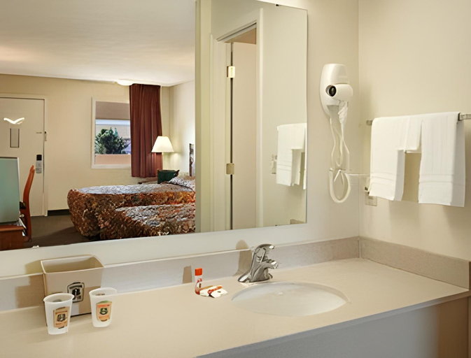 Bathroom, Knights Inn - Crawfordsville, IN, Montgomery