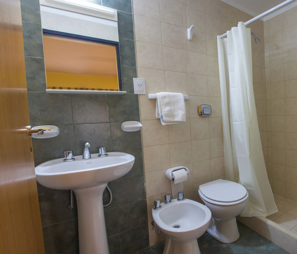 Bathroom 3, Hotel Bari, Capital