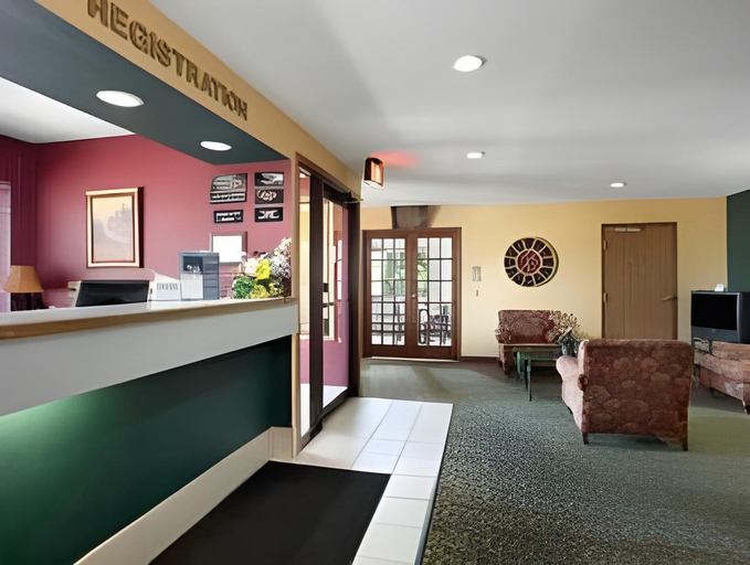 Public Area 3, Baymont Inn & Suites by Wyndham Richmond, McHenry
