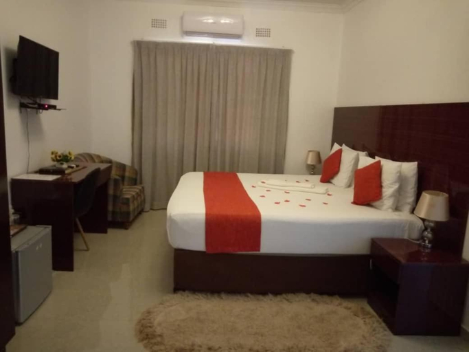 Others 2, Girlie's bed and breakfast, Kweneng North