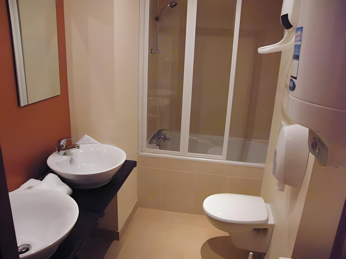 Bathroom 2, Hotel Au Bout Du Monde, Finistère