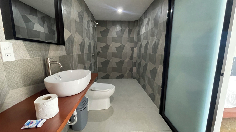 Bathroom 4, Bluewaves Hostel & Villa Panagsama by Hiverooms, Moalboal