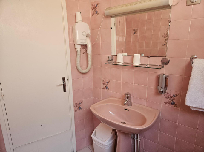 Bathroom 2, Hotel Bellevue et du Chariot d'Or, Paris