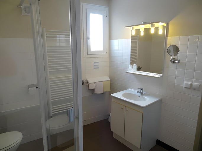 Bathroom 3, Le Toul Broch, Morbihan
