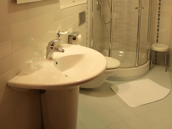 Bathroom 4, Hotel Kanajt, Punat