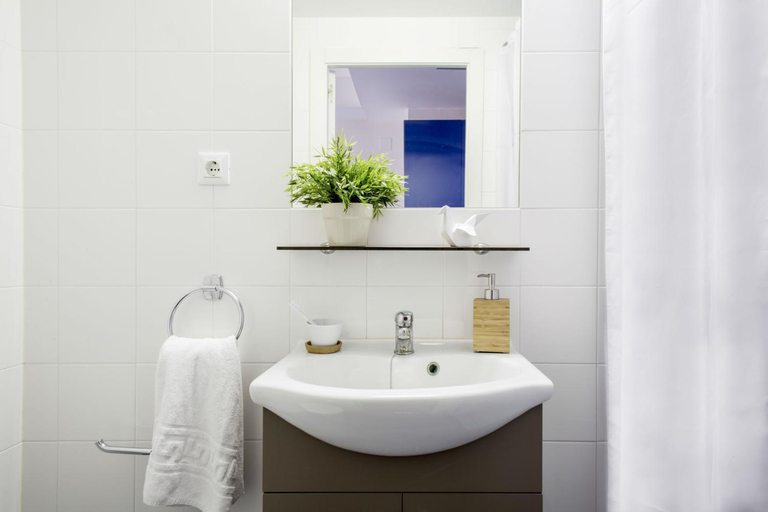Bathroom, Residencia Universitaria Damia Bonet, Valencia
