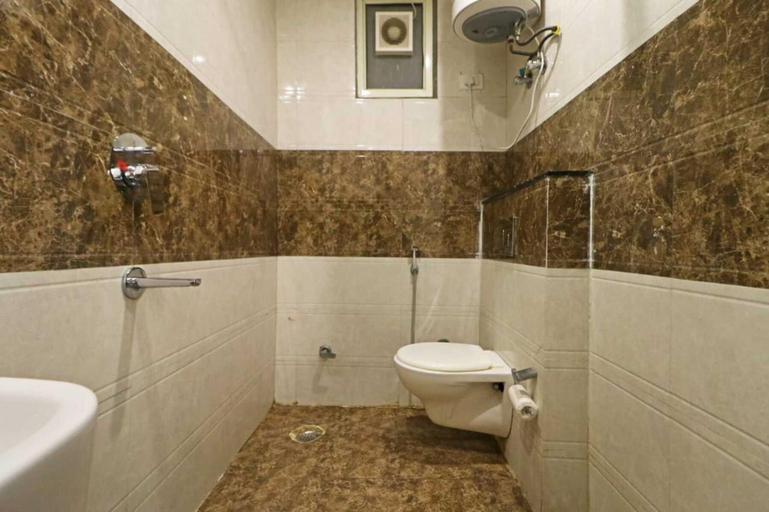 Bathroom 4, The Iconic Hotel at Delhi International Airport, Delhi