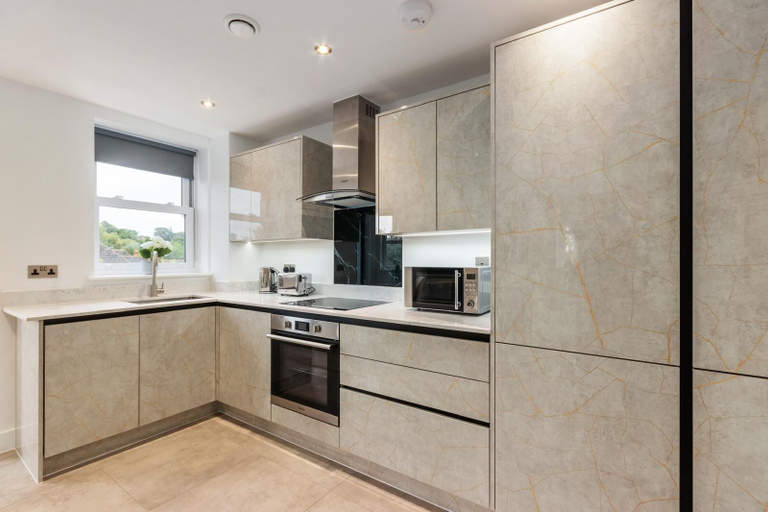 Others 5, Deluxe 2-BR Saarb Apartment Leatherhead, Surrey