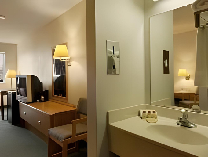 Bathroom 4, Days Inn by Wyndham Charleston, Coles