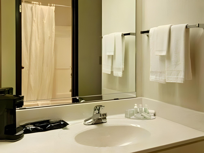 Bathroom 5, Quality Inn - Storm Lake, Buena Vista