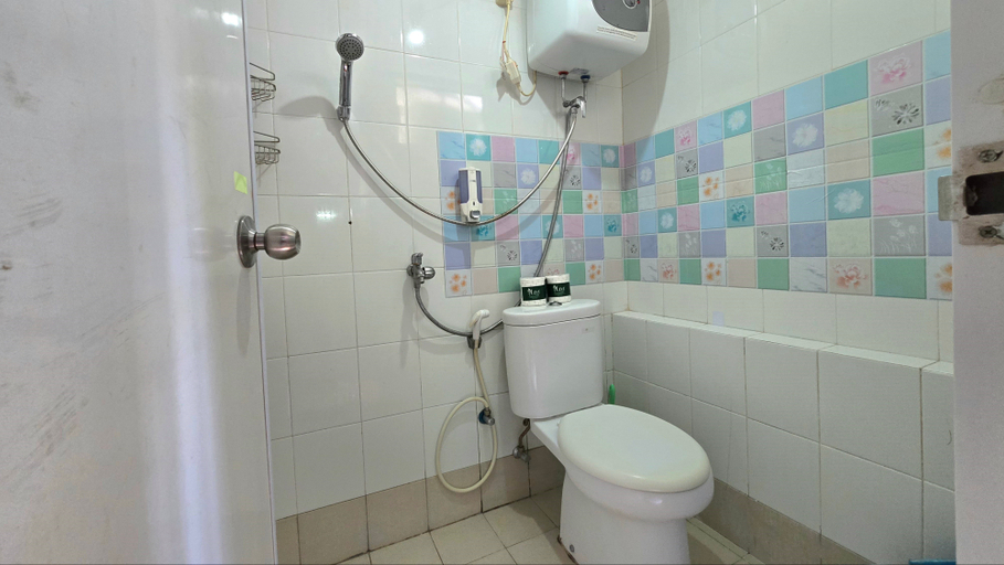 Bathroom, Studio28 @BassuraCity TowerF free Netflix & Disney+, East Jakarta