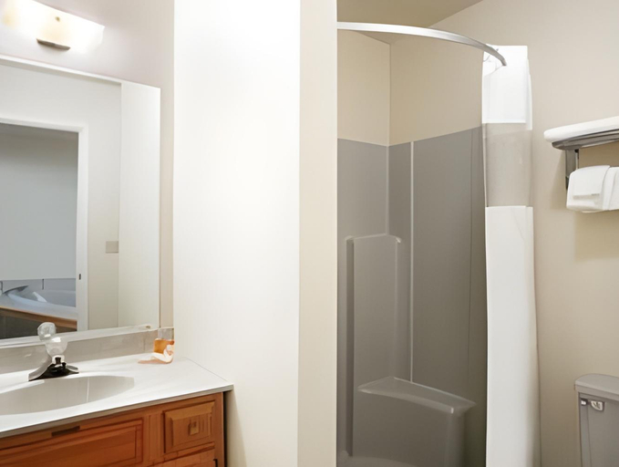 Bathroom 4, Howard Johnson by Wyndham Traverse City, Grand Traverse