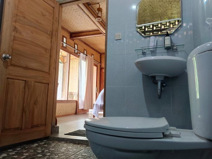 Bathroom 5, Kraras Munduk The Room & DonBiyu Rooftop Rendezvous Restaurant, Buleleng