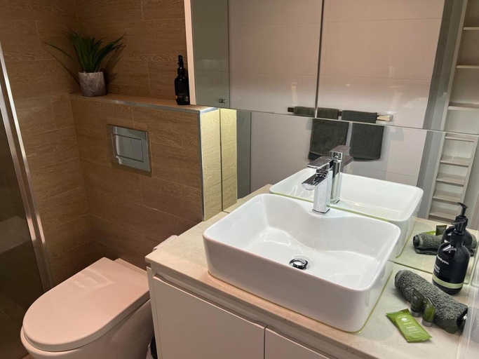 Bathroom 3, Centrepoint Units Heidelberg, Melbourne