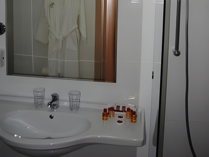 Bathroom 5, Flowers Hotel