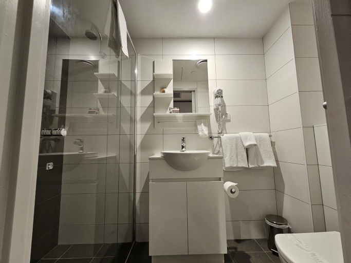 Bathroom 7
