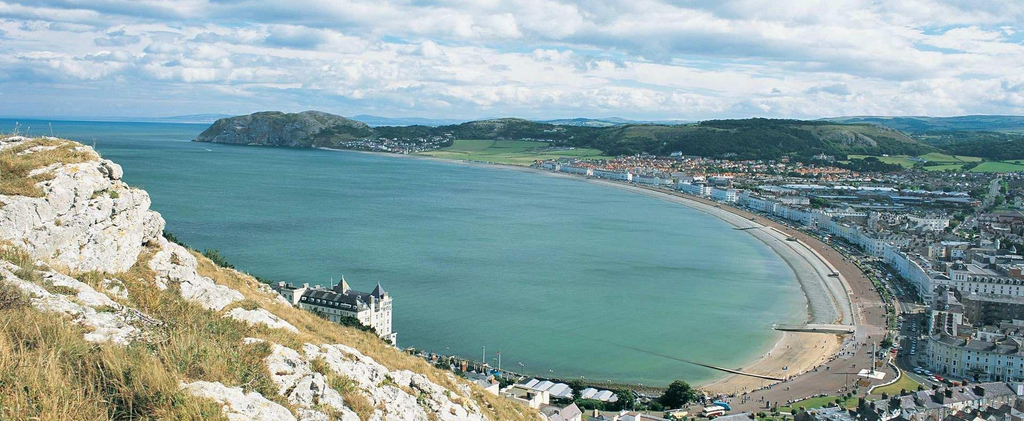Others 4, Sandy Beach Apartment by Seaside Llandudno, Conwy