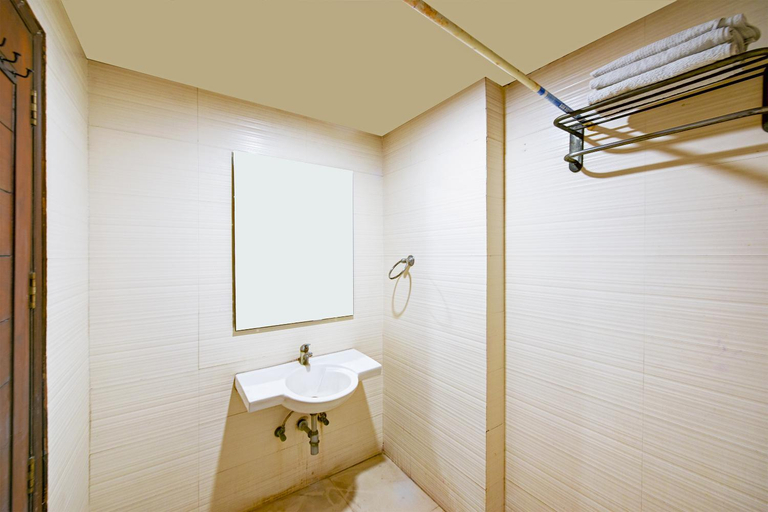 Bathroom 4, Hotel Raj, Delhi