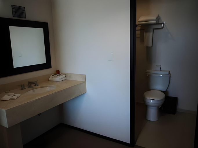 Bathroom 3, Hotel Nuvo, Saltillo