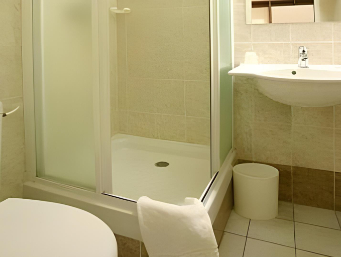 Bathroom 4, B&B HOTEL Mulhouse Sausheim, Haut-Rhin