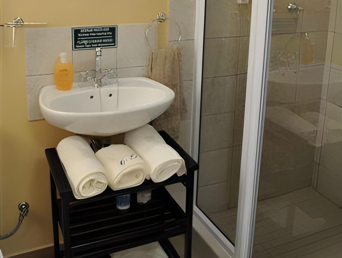 Bathroom 2, Cummings Guesthouse, Cape Winelands