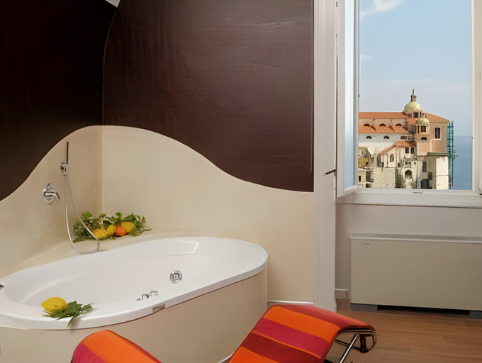 Bathroom 5, Palazzo Ferraioli, Salerno
