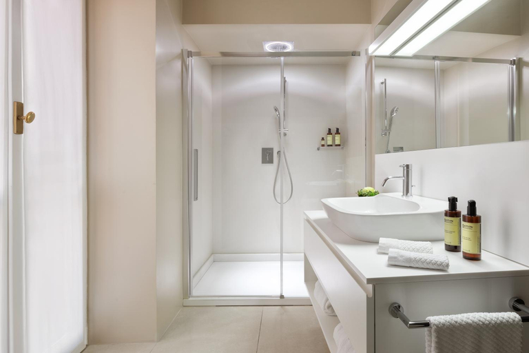 Bathroom 5, Palazzo Scanderbeg, Rome
