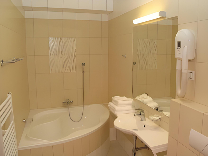 Bathroom 4, Hotel Grand, Hradec Králové