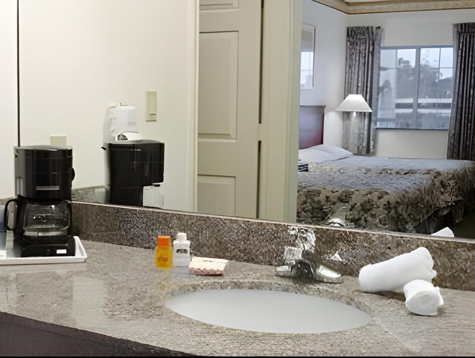 Bathroom 3, HomeBridge Inn & Suites , Jefferson