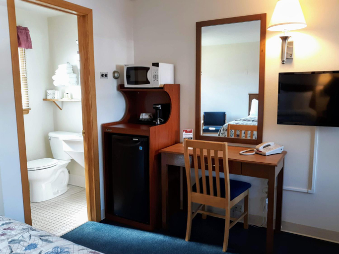 Bedroom 2, Bay Motel, Brown