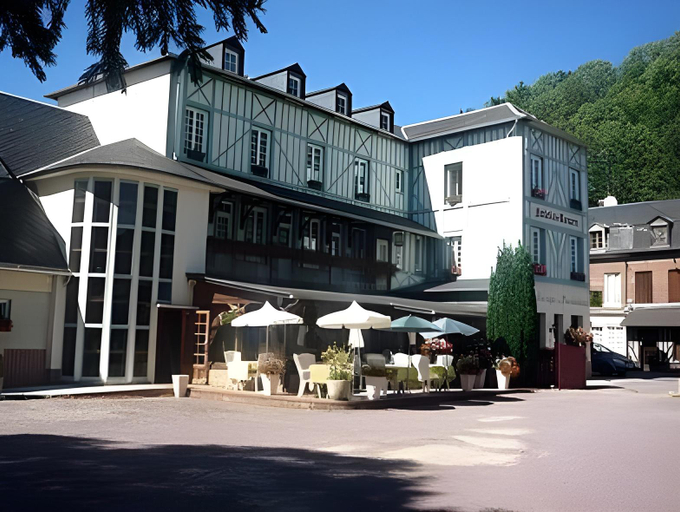 Exterior & Views