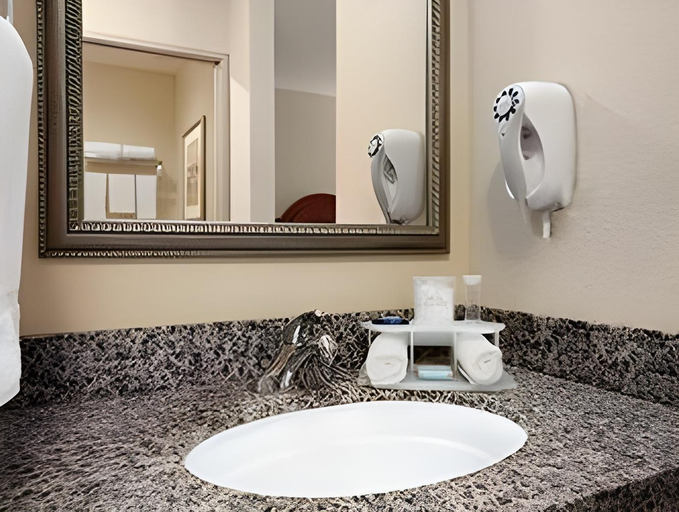 Bathroom 3, Hotel Vinea, a Travelodge by Wyndham, Sonoma