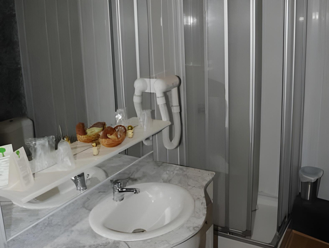 Bathroom 4, Hostellerie du Beffroy, Puy-de-Dôme