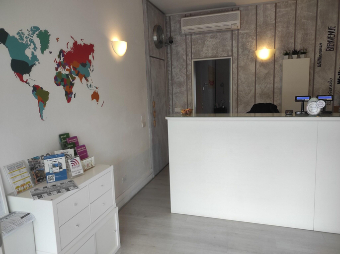 Public Area 3, Beatrix & Golf, Verona