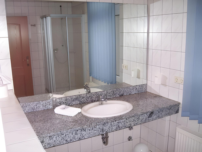Bathroom, Hotel "Drei Rosen" OHG Regina & Hans - Peter Faßbinder, Eichsfeld