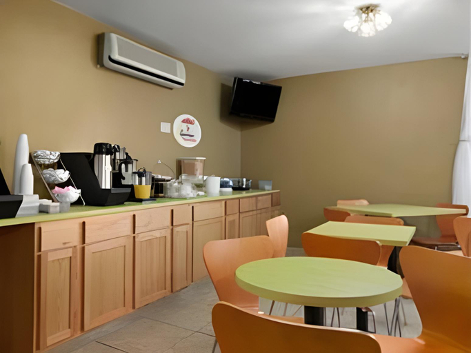 Food & Drinks 3, Hampton Inn & Suites Dodge City, Ford
