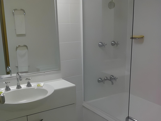 Bathroom, Surfers Horizons Absolute Beachfront Holiday Apart, Gold Coast