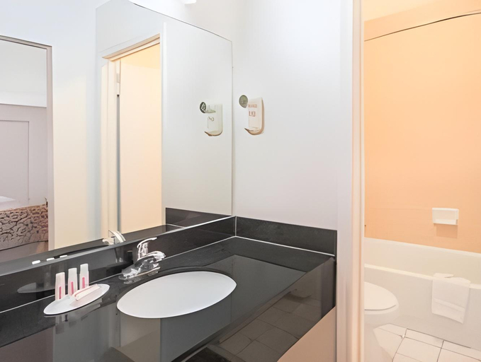 Bathroom, Americas Best Value Inn Holly Springs, Marshall
