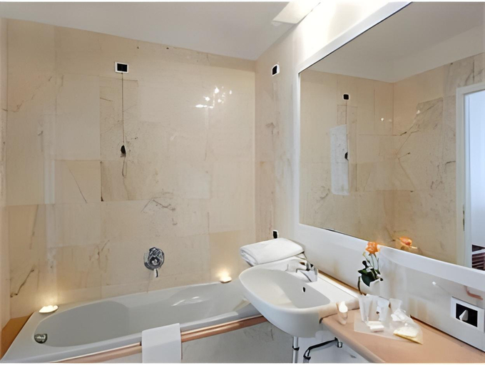Bathroom 5, Hostellerie Du Cheval Blanc, Aosta