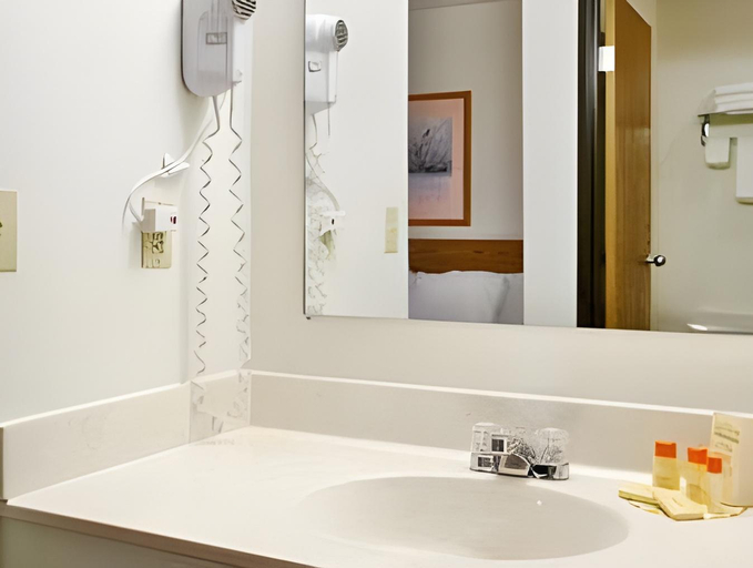 Bathroom 4, Econo Lodge Inn & Suites Yankton, Yankton