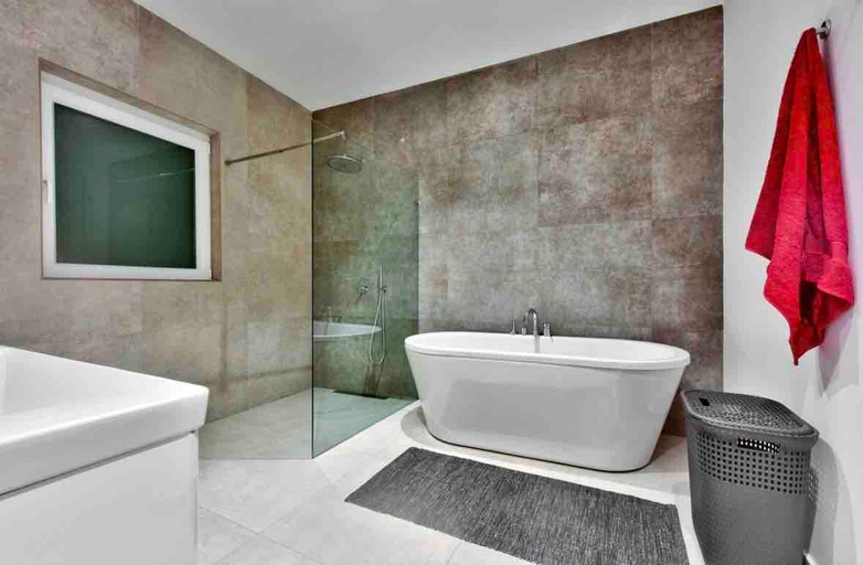 Bathtub, Modern 3 BED & 2 BTH APT Sliema