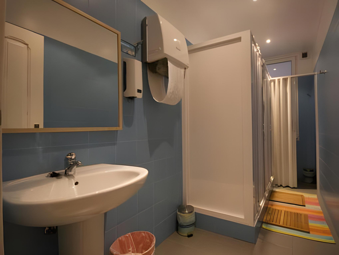 Bathroom 3, Lisboa Central Hostel, Lisbon