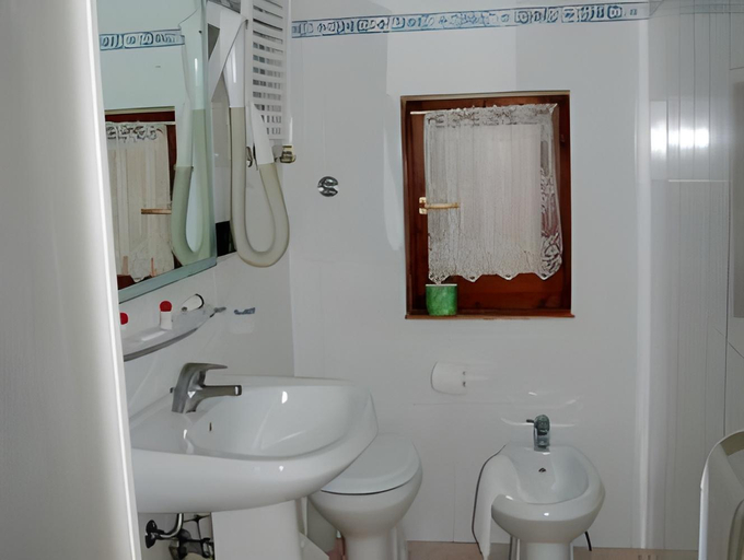 Bathroom 4, Hotel Leonardo, Pisa